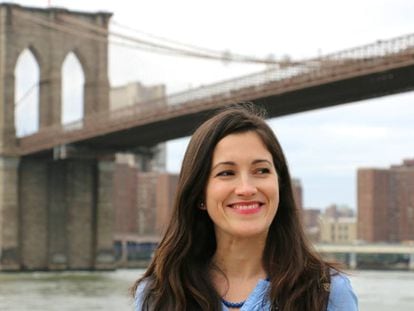 La poeta Almudena Vidorreta ante el puente de Brooklyn, en Nueva York, donde reside.