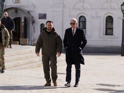 El presidente de Estados Unidos, Joe Biden, junto al presidente de Ucrania, Volodímir Zelenski, el pasado 20 de febrero en Kiev.