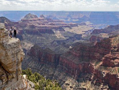 Dos turistas contemplando el Gran Cañón del Colorado, en Arizona (Estados Unidos).