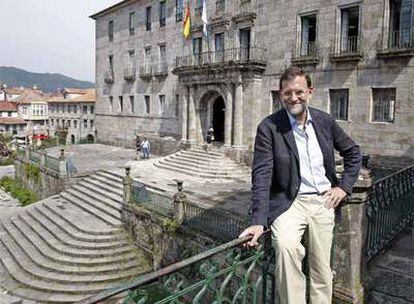 El presidente del Partido Popular, Mariano Rajoy, el pasado viernes delante de la sede de la delegación de Hacienda, en la plaza de la Herrería, en el centro de Pontevedra.