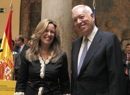 José Manuel García-Margallo junto a su antecesora en el cargo, Trinidad Jiménez.