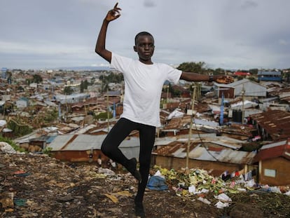 Un joven estudiante de ballet posa delante del barrio chabolista de Kibera, en Nairobi, uno de los suburbios más empobrecidos de África. 