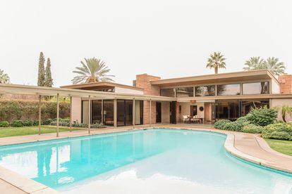 Frank Sinatra

La icónica mansión del crooner en Palm Springs, de 420 metros cuadrados y con una increíble piscina con forma de piano, fue construida y pagada con el primer millón de dólares ganado por Sinatra.