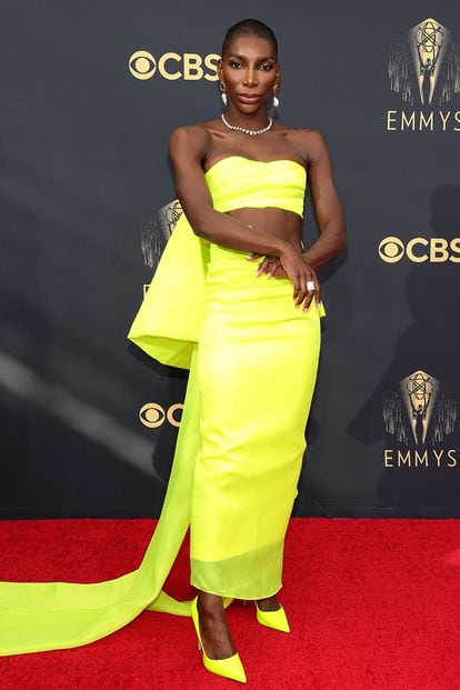 Michaela Coel no se llevó el premio en la categoría de mejor actriz protagonista de miniserie o película para televisión por Podría destruirte, pero sí el de guionista. La británica apostó por el flúor con este modelo de top y falda de Christian John Rogers.