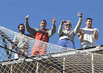 Trabajadores de una obra en Santa Pola tras conocer que habían ganado parte del segundo premio.