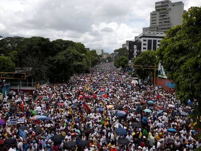 Vista general de la multitud que apoya a la oposición y demanda un referéndum para destituir al presidente Nicolás Maduro, en Caracas.