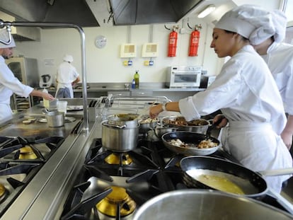 Alumnos en los fogones de la Escuela Pública de Cocina de Gamarra.