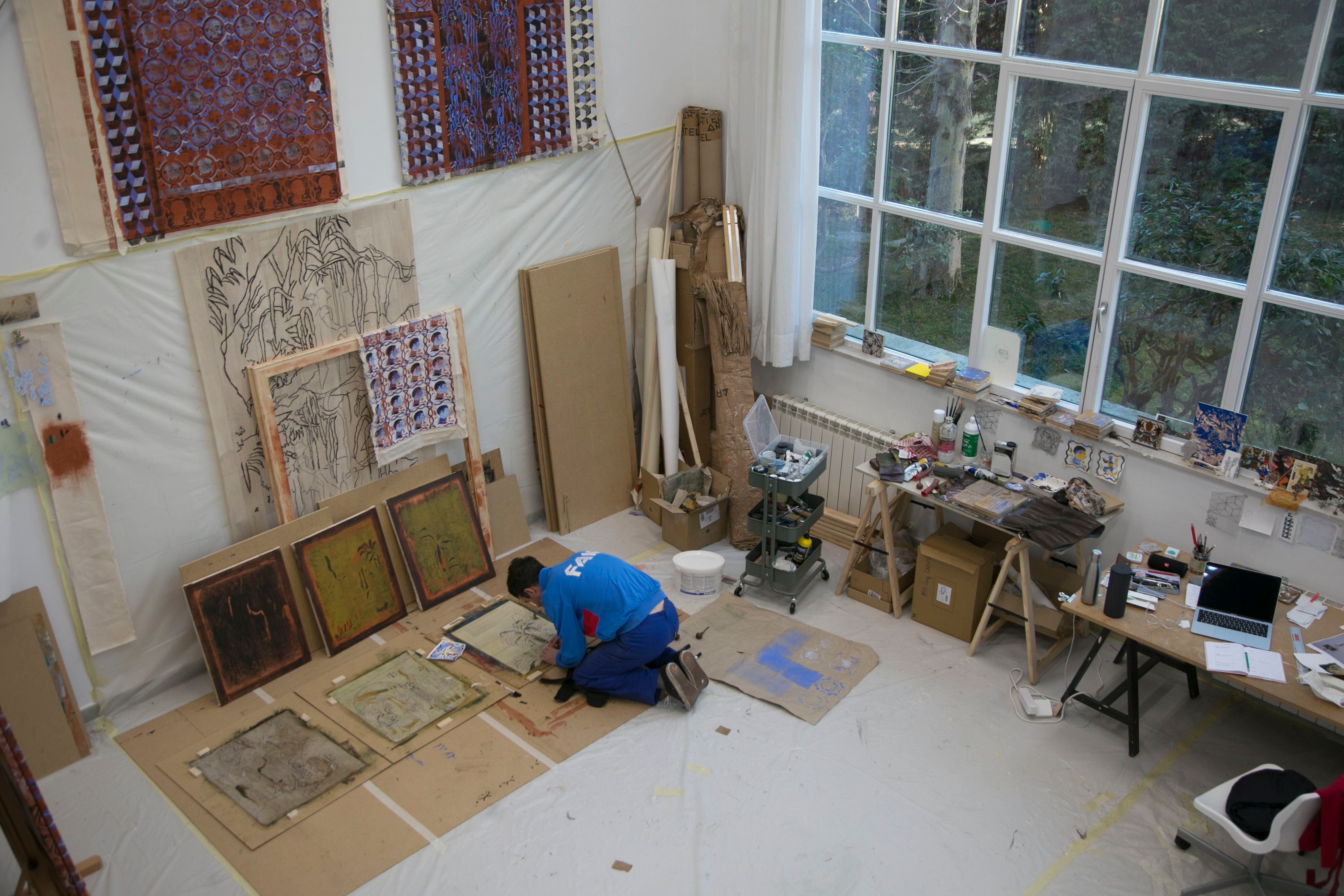 El artista plástico Aranaud Rochard trabaja en su atelier.
