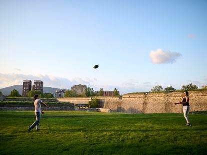 Dos jóvenes estudiantes jugaban con un balón el miércoles en Pamplona.