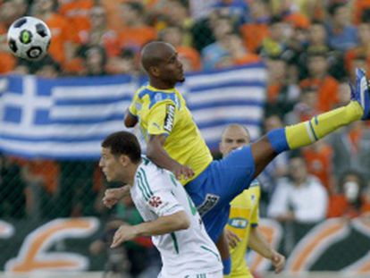 El brasileño William Boaventoura, del APOEL chipriota, pelea un balón con Antre Alves del Omonia en el partido que empatarían a cero.