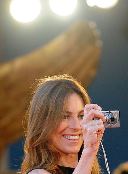 Kathryn Bigelow, a la entrada, anoche, a su gala de estreno.