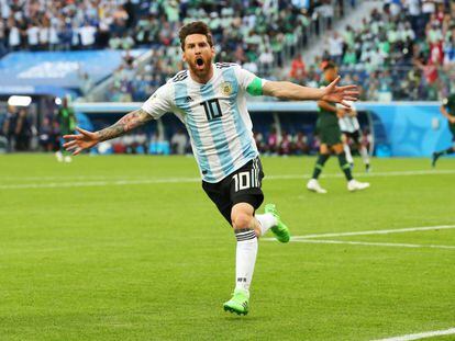 El argentino Lionel Messi celebra el primer gol de su equipo contra Nigeria. Hoy la selección albiceleste juega contra Francia los octavos de final del Mundial.