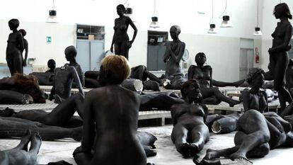 Un momento de la 'performance' titulada 'VB66', de Vanessa Beecroft, uno de los platos fuertes de la exposición 'Una idea de belleza'.