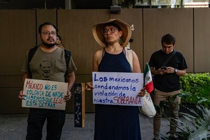 A group of demonstrators protest outside the Ecuadorian Embassy in Mexico, in Mexico City, on April 6, 2024, after the breakdown of diplomatic relations between both countries.