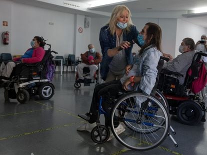 La cantante Amaya Saizar dirige una coral de personas discapacitadas en el Centro de Atención a Personas Discapacidad Física de Leganés