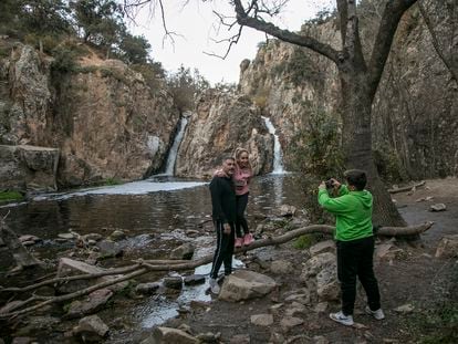 Una familia se hace una foto en las cascadas del Hervidero en San Agustín de Guadalix, el pasado sábado.