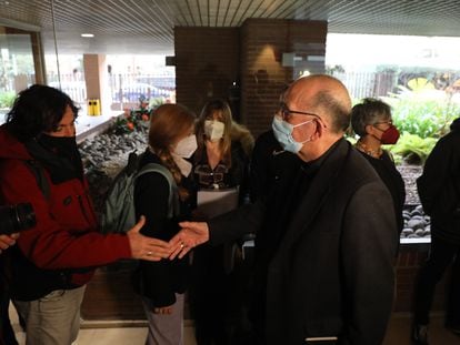 El cardenal Omella recibe a representantes de asociaciones de víctimas de abusos, el 23 de marzo en la sede de la Conferencia Episcopal en Madrid.