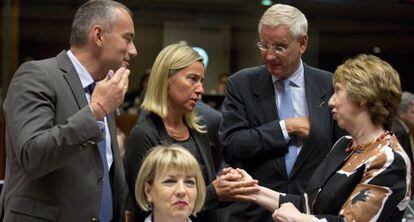 Catherine Ashton habla con Federica Mogherini el pasado 15 de agosto. ,
