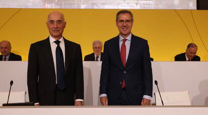 El presidente de Ferrovial, Rafael del Pino, junto al consejero delegado del grupo, Ignacio Madridejos, esta tarde en la junta de accionistas celebrada en Ámsterdam (Países Bajos).