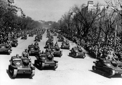 Imagen de propaganda Nazi que muestra la marcha de tropas frente al dictador Francisco Franco en Madrid, el 1 de abril de 1943.