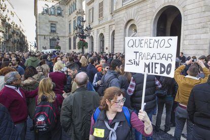 Protesta dels treballadors del Metro davant l'Ajuntament de Barcelona el 2 de febrer.