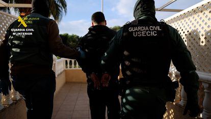 La Guardia Civil detiene a un hombre en Guardamar del Segura (Alicante) por presuntamente estafar 57.000 euros a una mujer a la que conoció por Tinder y le hizo creer que tenían una relación sentimental.