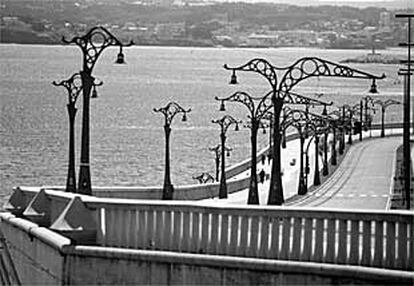 El paseo Marítimo de A Coruña, uno de los más largos de Europa, en los alrededores de la Torre de Hércules.