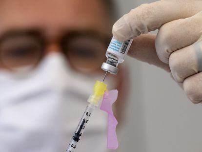 Un sanitario prepara una vacuna de Babarian Nordic en Múnich, el pasado 14 de julio.