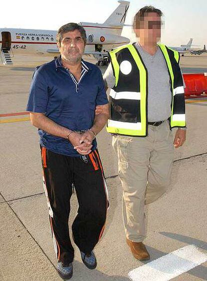 Kalashov, tras ser trasladado a España desde Dubai, en junio de 2006.