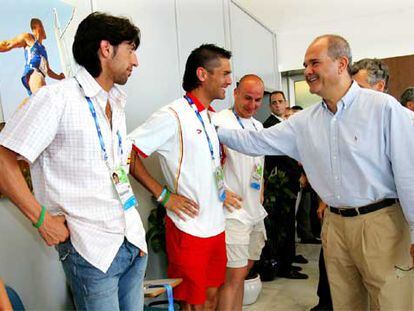 Manuel Chaves saludaba ayer en Almería a los atletas Antonio Jiménez Pentinel y Antonio Reina (izquierda).