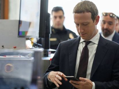 El presidente de Facebook, Mark Zuckerberg, en su llegada al Congreso estadounidense para declarar ante el Comité de Servicios Financieros.