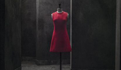 Uno de los vestidos de Pertegaz de la exposición Fundación Canal, en Madrid