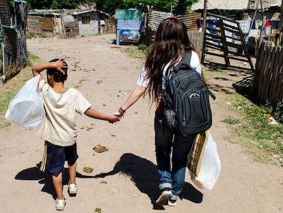 Unos niños en el asentamiento Los Galpones en Córdoba (Argentina).