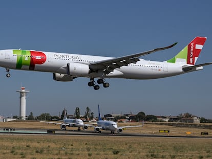 Un Airbus A330-941 de la TAP aterriza en el aeropuerto Humberto Delgado, de Lisboa, este verano.