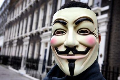 Un activista de Anonymous posa en una calle de Londres (foto de archivo).