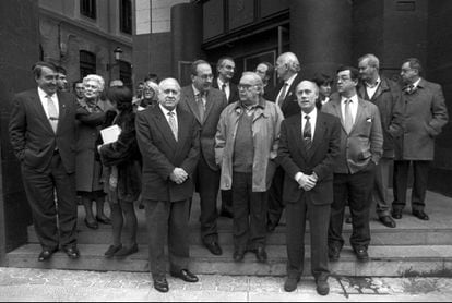 Xabier Arzalluz y otros líderes del PNV guardan un minuto de silencio en memoria del expresidente del Tribunal Constitucional Francisco Tomás y Valiente asesinado por ETA en Madrid, el 15 de febrero de 1996.