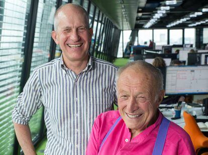 Simon Smithson (de pie) y Richard Rogers fotografiados en su estudio de Londres.
