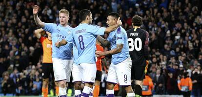 Ilkay Gundogan (8) celebra un gol en el encuentro celebrado anoche entre el Manchester City y el Shakhtar Donetsk.