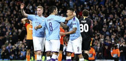 Ilkay Gundogan (8) celebra un gol en el encuentro celebrado anoche entre el Manchester City y el Shakhtar Donetsk. 