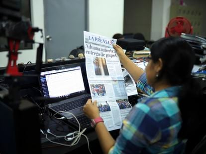 Una periodista lee el 7 de febrero de 2020 una copia de la edición impresa de 'La Prensa', el diario de Nicaragua cuya redacción fue confiscada por el régimen de Daniel Ortega.