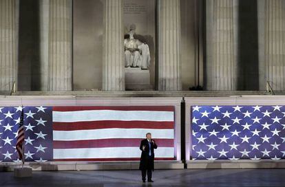 Trump se dirige a sus seguidores desde el Monumento a Lincoln en Washington.