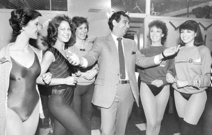 Plácido Domingo junto a las Rockettes en el Radio City Music Hall, en Nueva York en 1984.