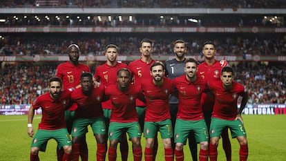 El equipo de Portugal posa antes de un partido.