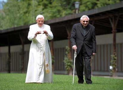 El Papa pasea junto a su hermano Georg Ratzinger por los jardines de su residencia de verano en Bressanone (Italia) en julio pasado