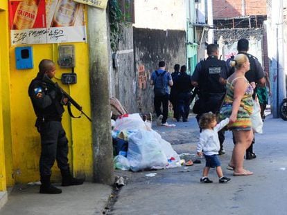 Una patrulla de Polic&iacute;a Pacificadora en la favelas deo Alem&atilde;o