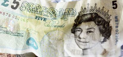 Vista de un billete de cinco libras en Londres.