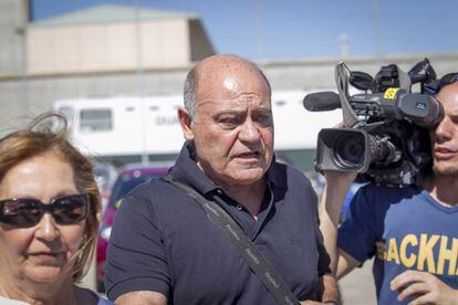 El empresario y expresidente de la CEOE Gerardo Díaz Ferrán (2ºd) sale de la cárcel de Soto del Real (Madrid) para disfrutar de un permiso penitenciario. 