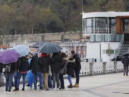 San Sebastián congrega esta Semana Santa a numerosos turistas en el Paseo de La Concha.