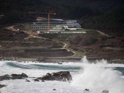 Obras del futuro Parador de Muxía sobre las olas de la playa de Lourido.