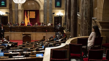 La expresidenta del Parlament, Laura Borràs, sigue el pleno desde el palco de invitados, este miércoles.